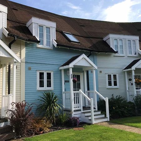 Nyhavn Lakeside Cottage Cirencester Exterior photo