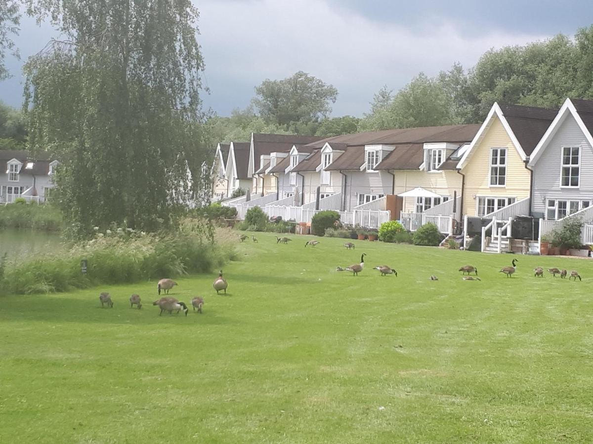 Nyhavn Lakeside Cottage Cirencester Exterior photo