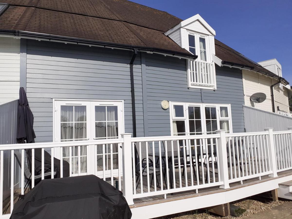 Nyhavn Lakeside Cottage Cirencester Exterior photo