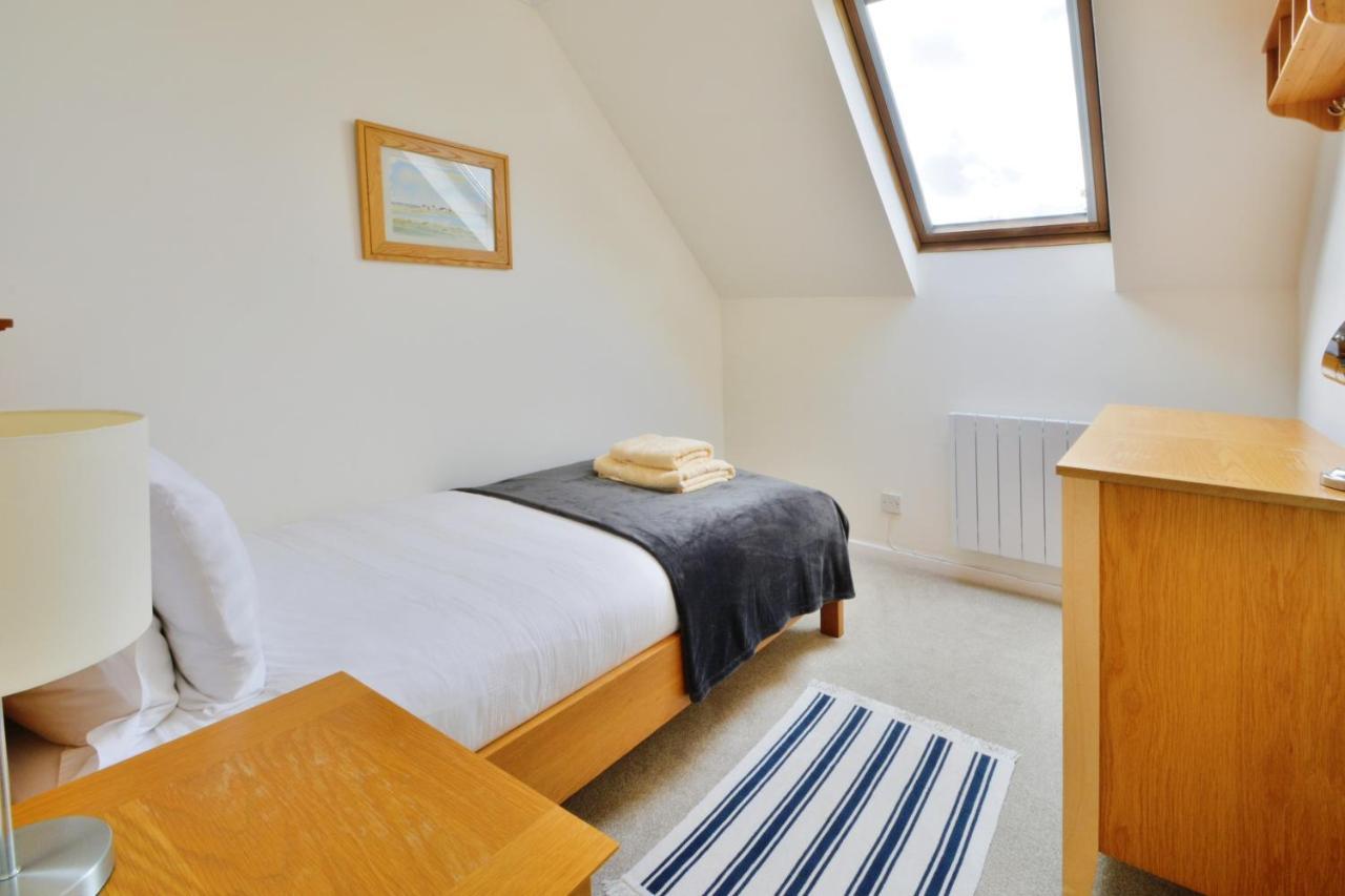 Nyhavn Lakeside Cottage Cirencester Exterior photo
