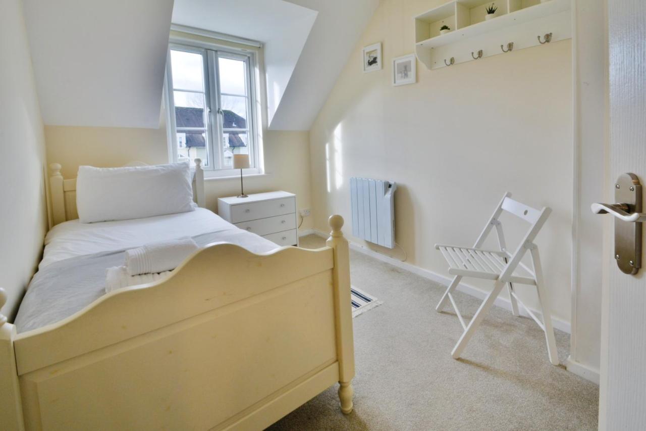 Nyhavn Lakeside Cottage Cirencester Exterior photo