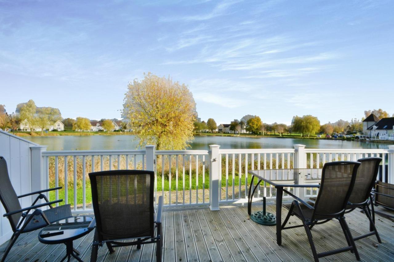 Nyhavn Lakeside Cottage Cirencester Exterior photo