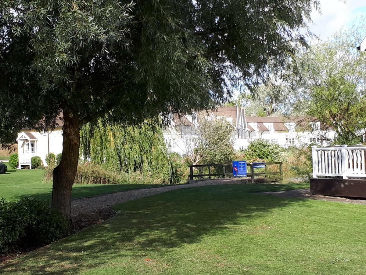 Nyhavn Lakeside Cottage Cirencester Exterior photo